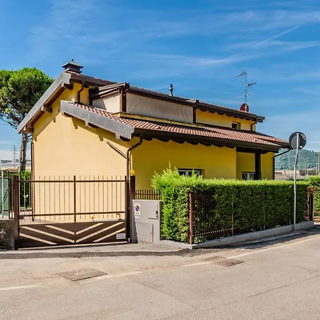 شقة Giulia By Interhome ليكو